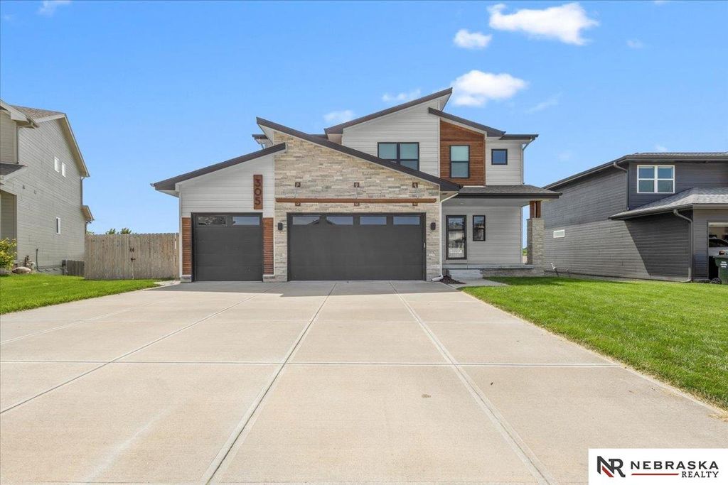 305 OTOE Drive, Yutan, NE 68073