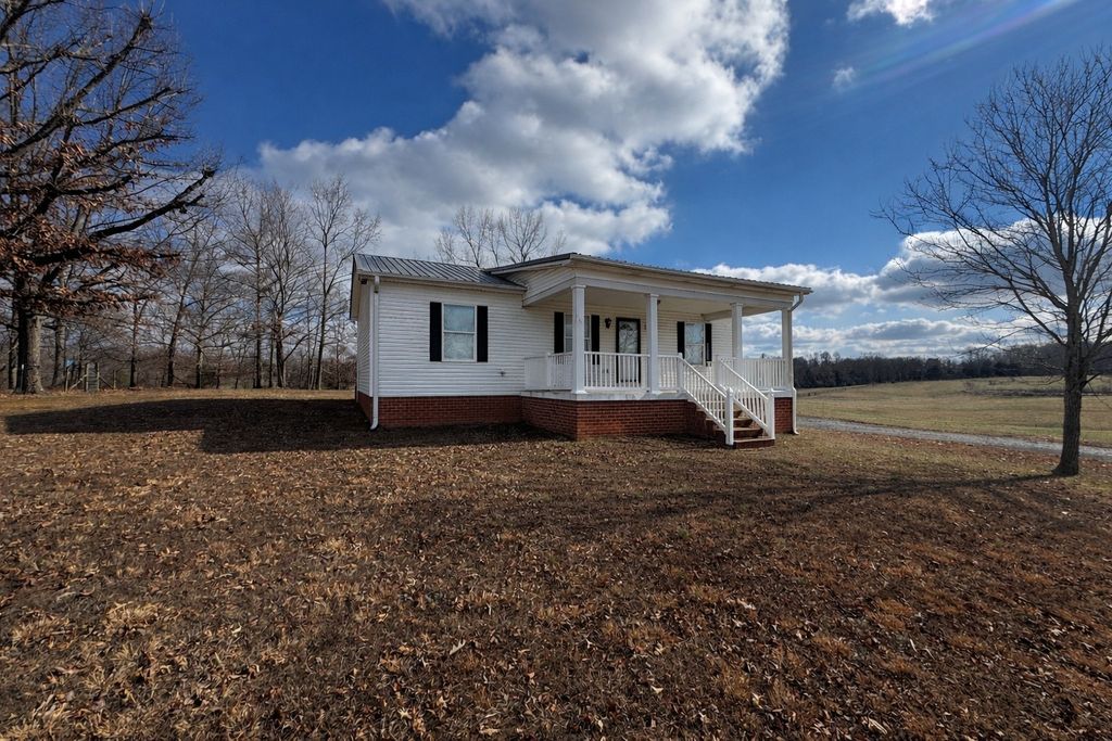 104 B V Young Rd, Westmoreland, TN 37186