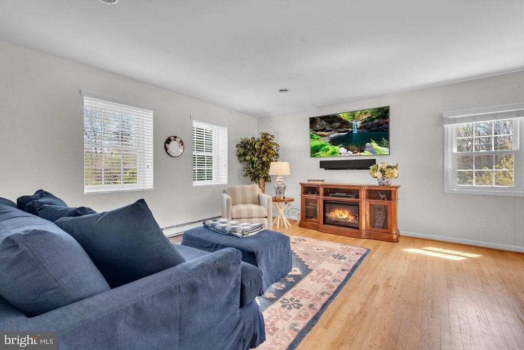 Image 5 of property listing at 970 MAGOTHY AVE, Arnold, MD 21012