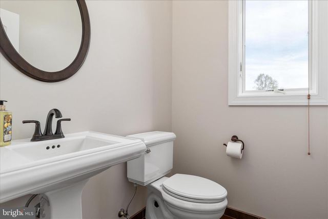16064 WATERFORD CREEK CIR, Hamilton, VA 20158