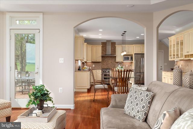 16064 WATERFORD CREEK CIR, Hamilton, VA 20158
