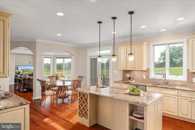16064 WATERFORD CREEK CIR, Hamilton, VA 20158