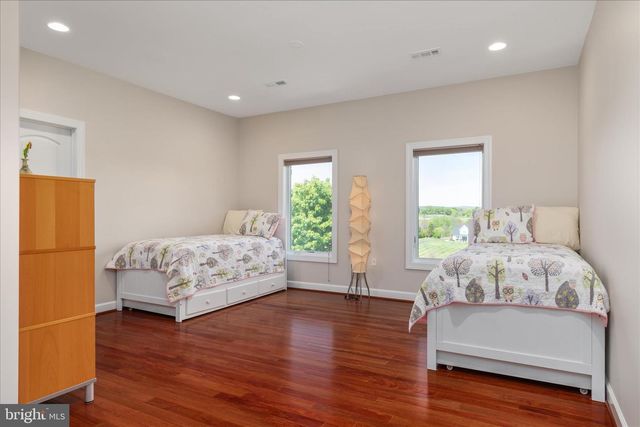 16064 WATERFORD CREEK CIR, Hamilton, VA 20158