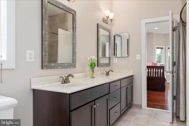 16064 WATERFORD CREEK CIR, Hamilton, VA 20158