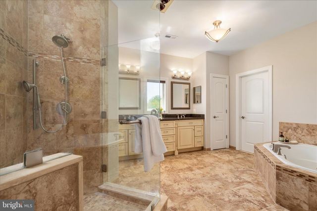 16064 WATERFORD CREEK CIR, Hamilton, VA 20158