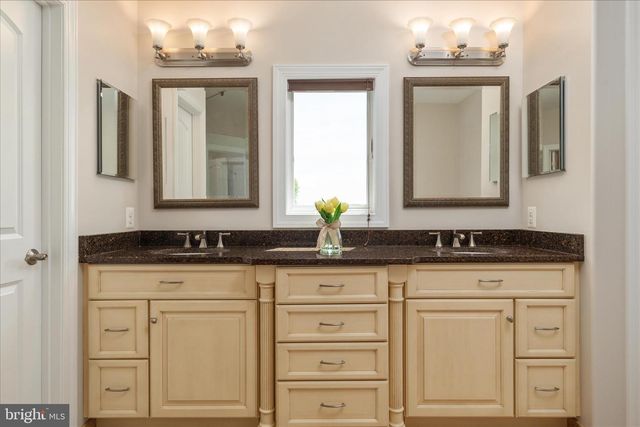 16064 WATERFORD CREEK CIR, Hamilton, VA 20158