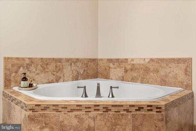 16064 WATERFORD CREEK CIR, Hamilton, VA 20158