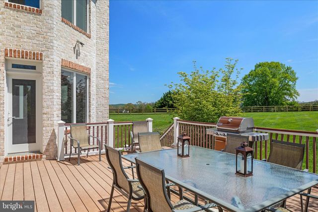 16064 WATERFORD CREEK CIR, Hamilton, VA 20158