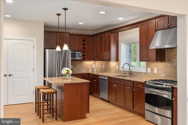 16064 WATERFORD CREEK CIR, Hamilton, VA 20158