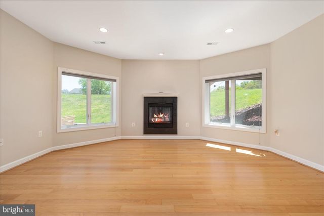 16064 WATERFORD CREEK CIR, Hamilton, VA 20158
