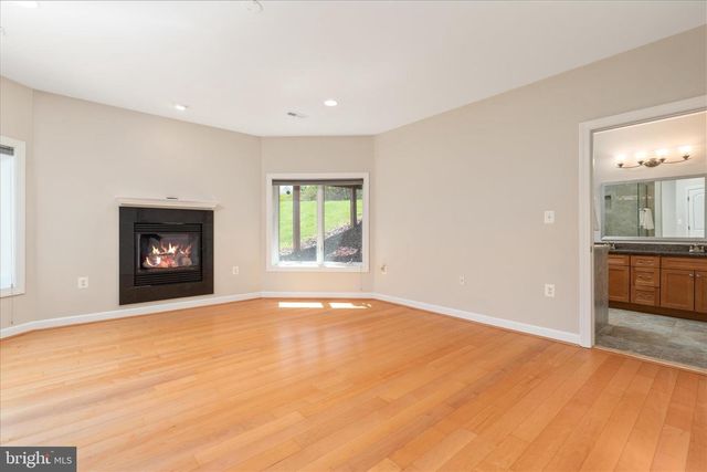 16064 WATERFORD CREEK CIR, Hamilton, VA 20158