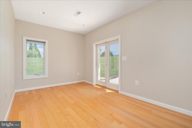 16064 WATERFORD CREEK CIR, Hamilton, VA 20158