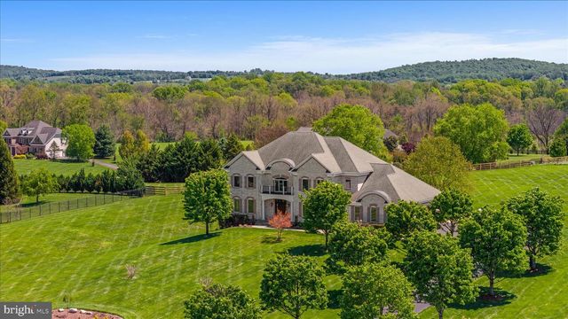 16064 WATERFORD CREEK CIR, Hamilton, VA 20158