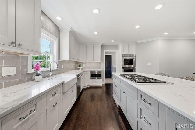615 Meadowridge Lane, Kirkwood, MO 63122