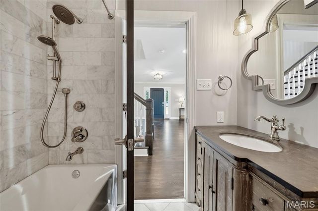 615 Meadowridge Lane, Kirkwood, MO 63122