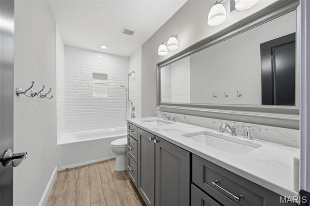 615 Meadowridge Lane, Kirkwood, MO 63122
