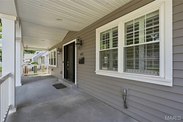 615 Meadowridge Lane, Kirkwood, MO 63122