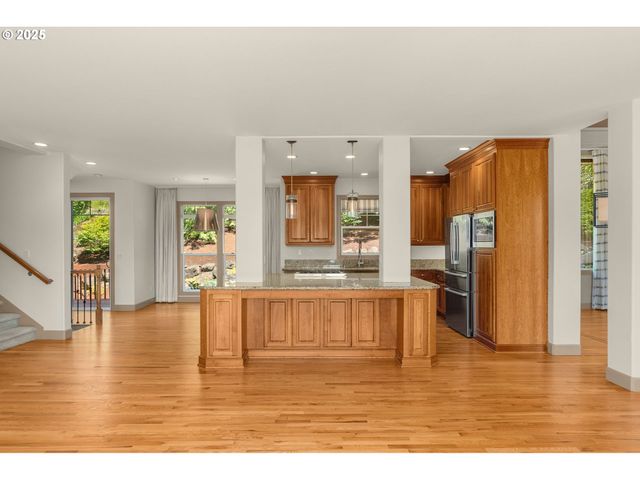 10027 Nw SKYLINE HEIGHTS Dr, Portland, OR 97229