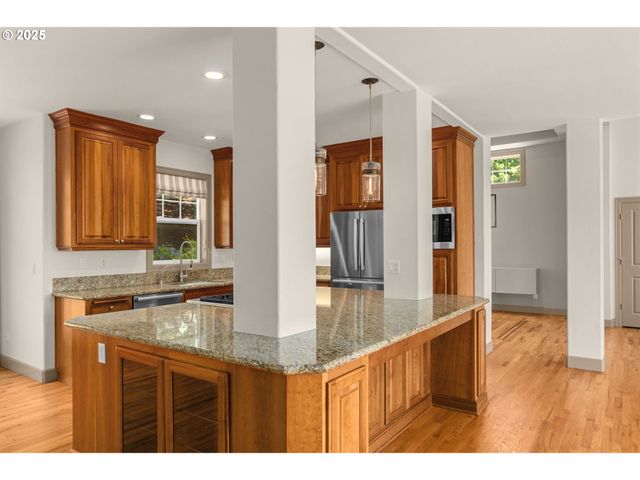 10027 Nw SKYLINE HEIGHTS Dr, Portland, OR 97229