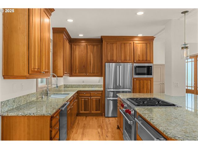 10027 Nw SKYLINE HEIGHTS Dr, Portland, OR 97229