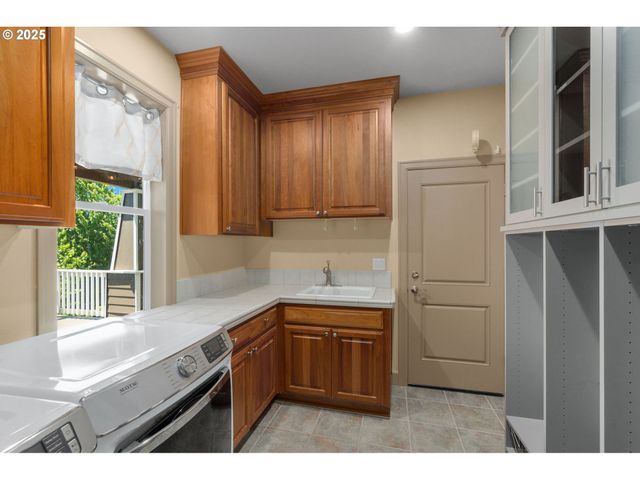 10027 Nw SKYLINE HEIGHTS Dr, Portland, OR 97229