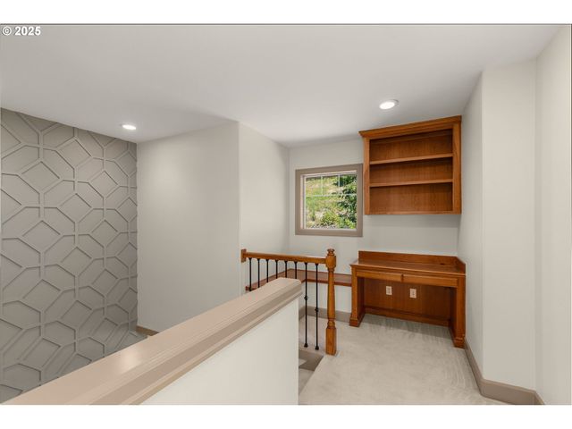 10027 Nw SKYLINE HEIGHTS Dr, Portland, OR 97229