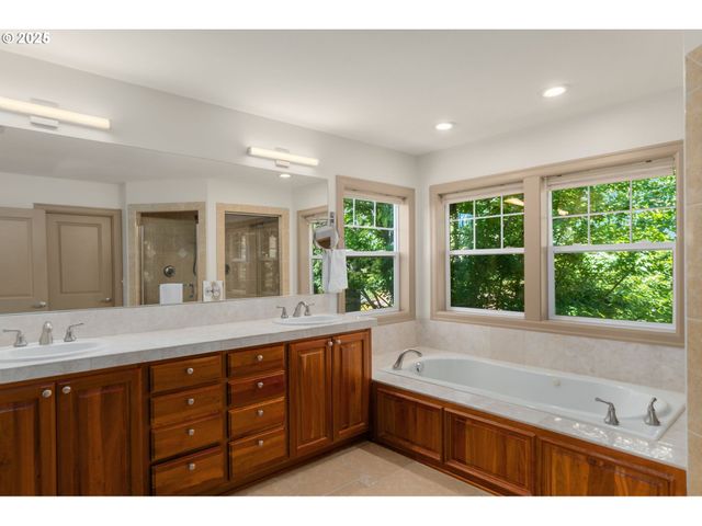 10027 Nw SKYLINE HEIGHTS Dr, Portland, OR 97229