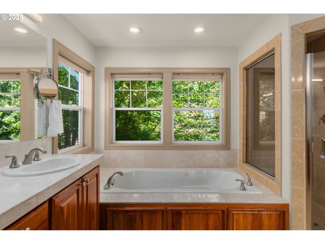 10027 Nw SKYLINE HEIGHTS Dr, Portland, OR 97229