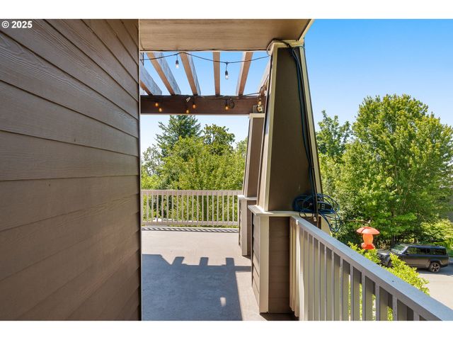 10027 Nw SKYLINE HEIGHTS Dr, Portland, OR 97229