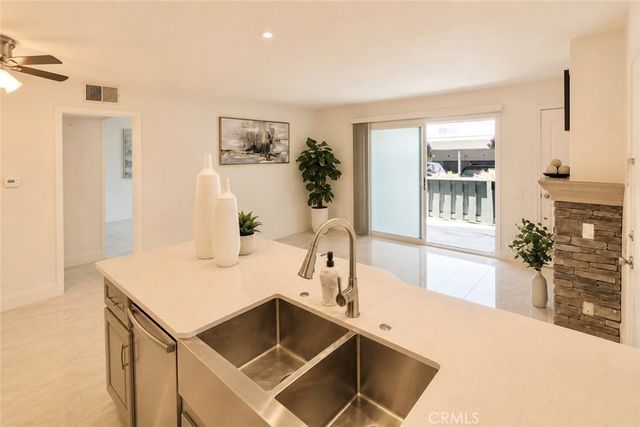 2827 S Fairview Street G, Santa Ana, CA 92704