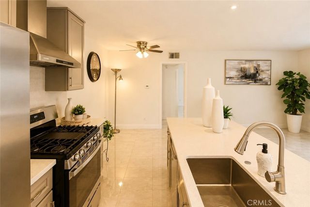 2827 S Fairview Street G, Santa Ana, CA 92704