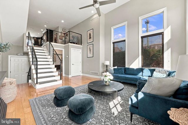450 ROXBOROUGH AVE
