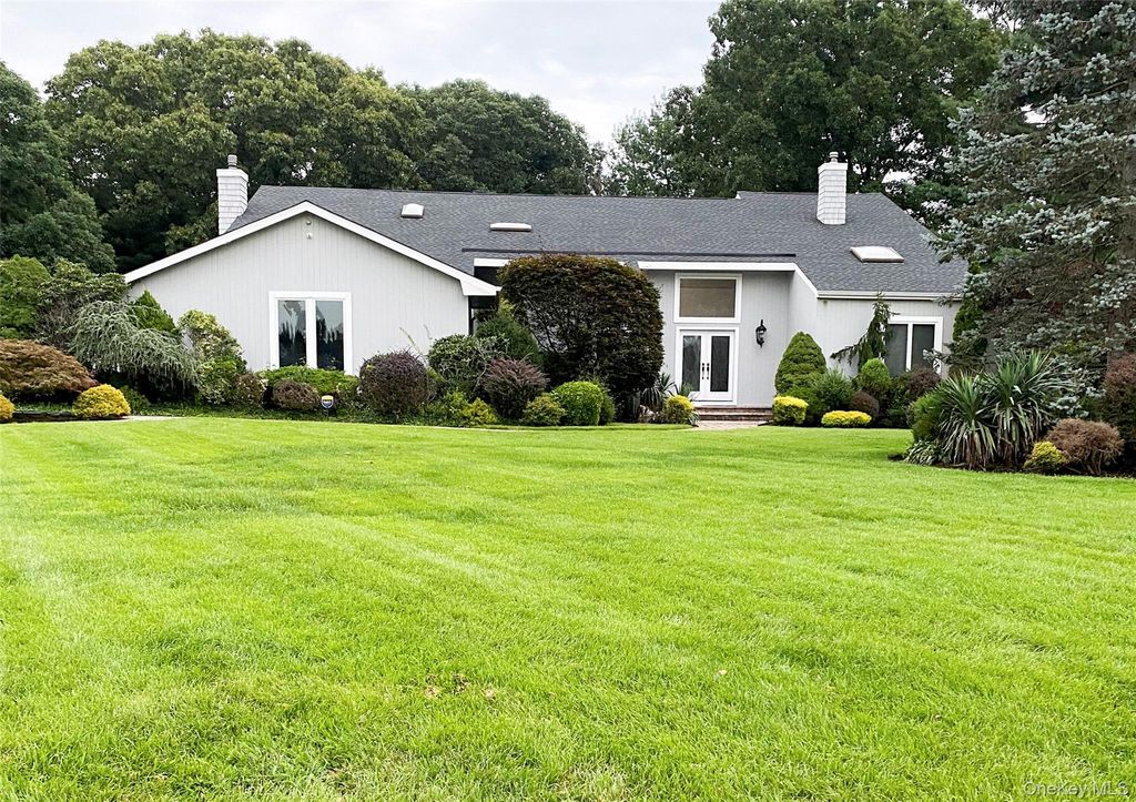 4 Laurelwood Court, Dix Hills, NY 11746 — exterior