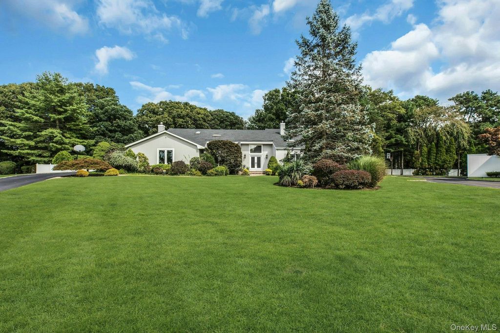4 Laurelwood Court, Dix Hills, NY 11746 — photo 2