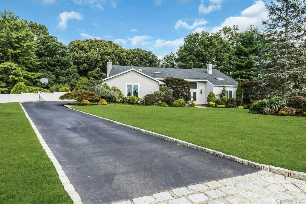 4 Laurelwood Court, Dix Hills, NY 11746 — photo 3