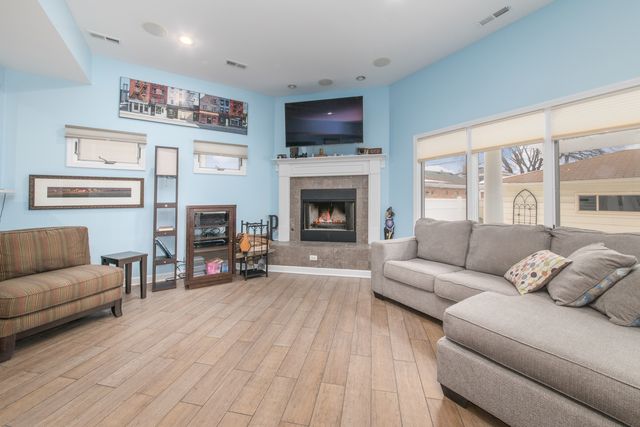 7417 N Oleander Avenue, Chicago, IL 60631