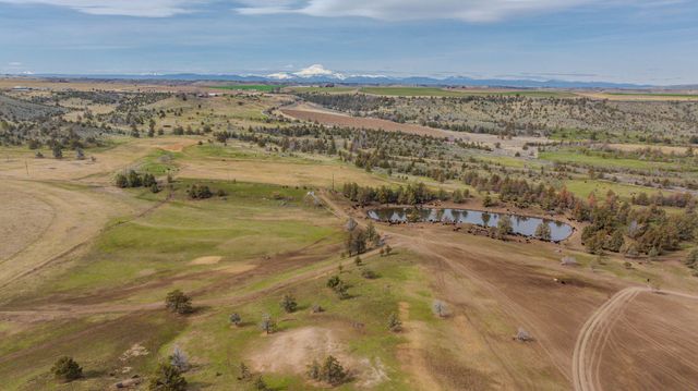 7507 NE Quaale Road, Madras, OR 97741