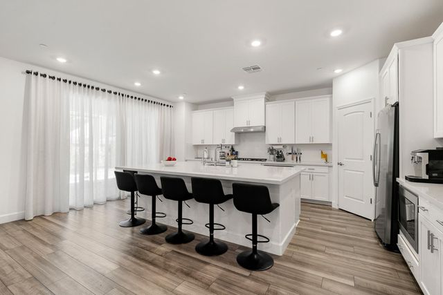 2008 La Sal Way, Roseville, CA 95747