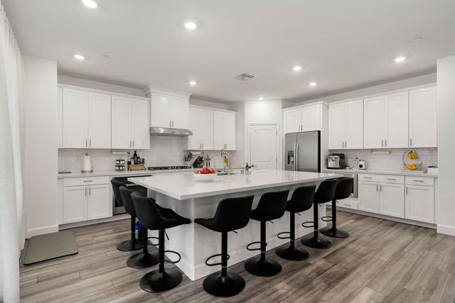 2008 La Sal Way, Roseville, CA 95747