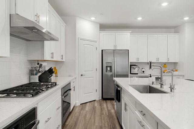 2008 La Sal Way, Roseville, CA 95747