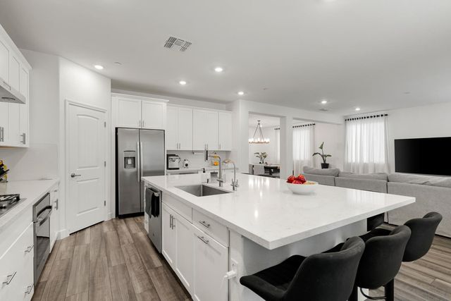 2008 La Sal Way, Roseville, CA 95747