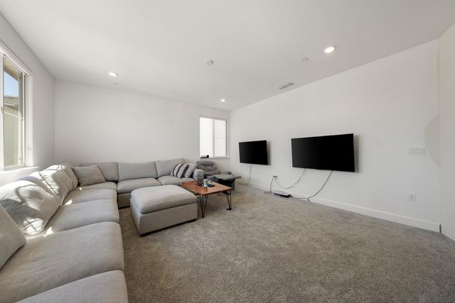 2008 La Sal Way, Roseville, CA 95747