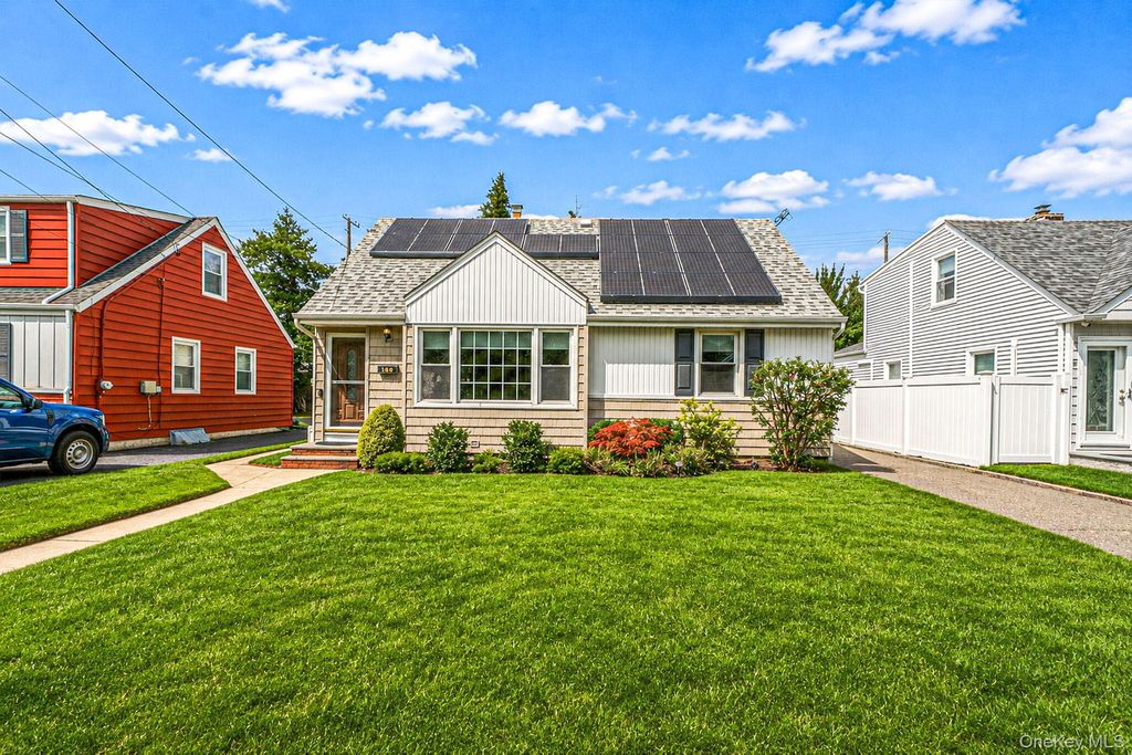190 Albertson Place, Mineola, NY 11501 — exterior