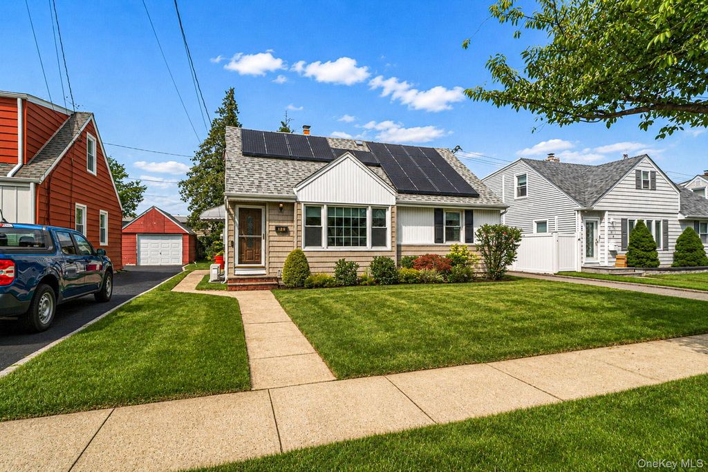190 Albertson Place, Mineola, NY 11501 — photo 2