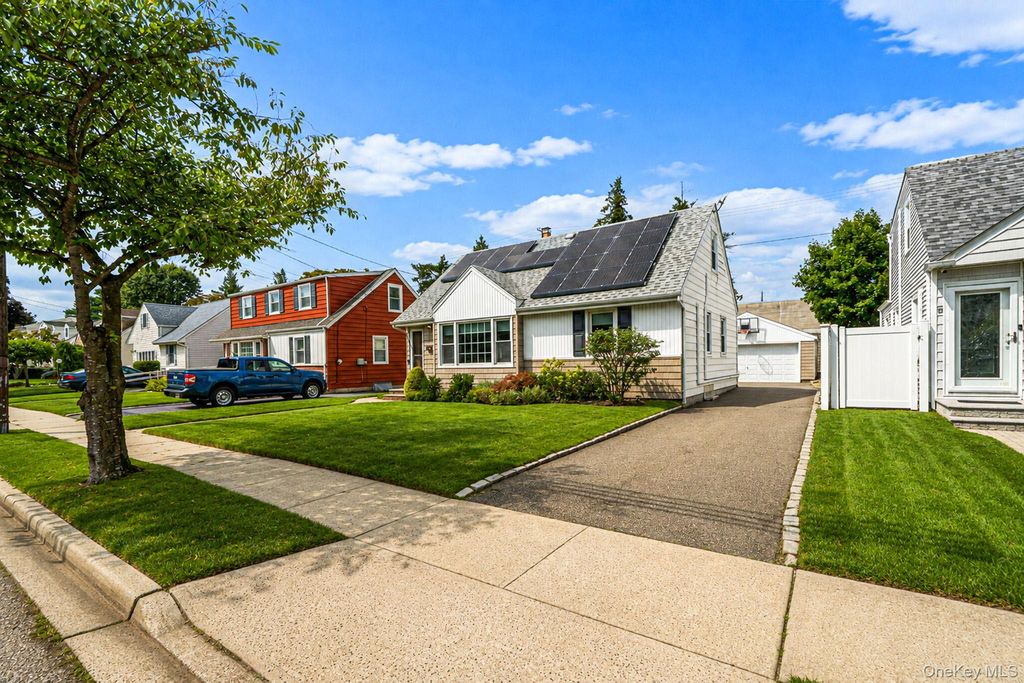 190 Albertson Place, Mineola, NY 11501 — photo 3