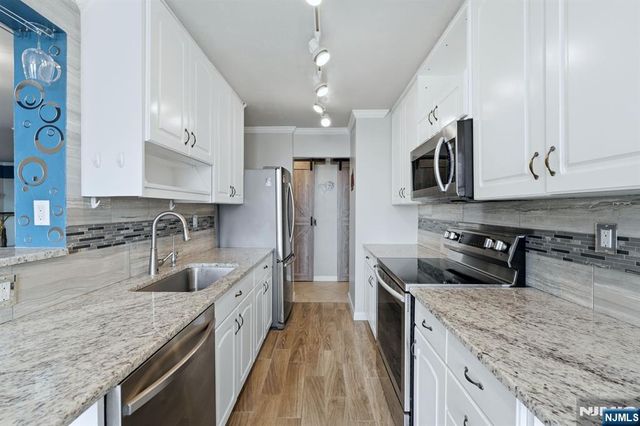 300 Winston Drive C0518, Cliffside Park, NJ 07010