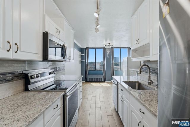 300 Winston Drive C0518, Cliffside Park, NJ 07010