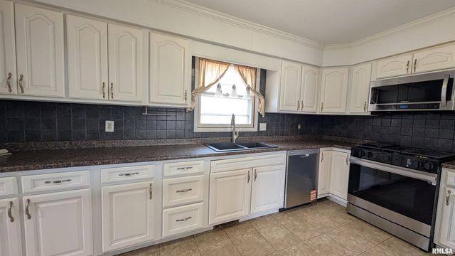 1267 E LOCUST Street, Canton, IL 61520