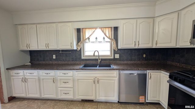 1267 E LOCUST Street, Canton, IL 61520