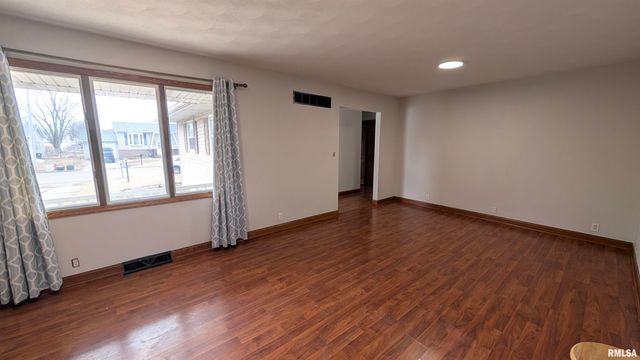 1267 E LOCUST Street, Canton, IL 61520